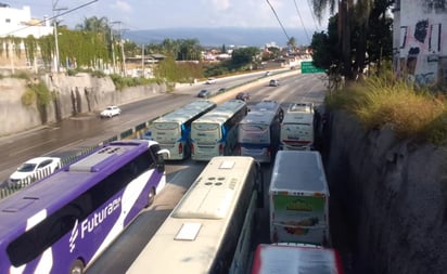 Registran fila kilométrica en Paso Exprés de Cuernavaca por bloqueo