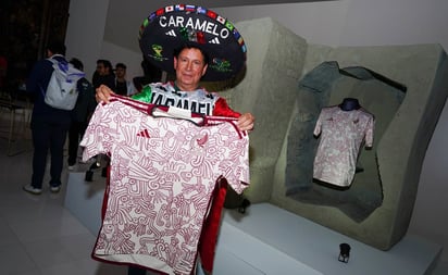 ¿A qué se dedica Caramelo, el aficionado que sigue a la Selección Mexicana por todo el mundo?