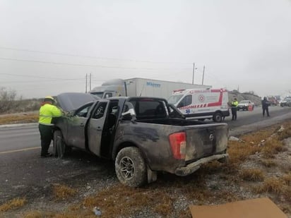 Vuelca camioneta en carretera Monterrey-Saltillo