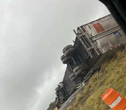 Volcadura de tráiler bloqueada circulación de carretera 57 en Monclova 