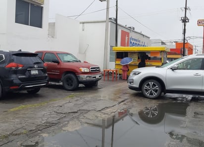 Puestos de comida en las calles tienen gran afluencia de clientes a pesas de las bajas temperaturas