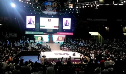 Juanito, luchadores y mariachis acompañan a Monreal en la Arena México