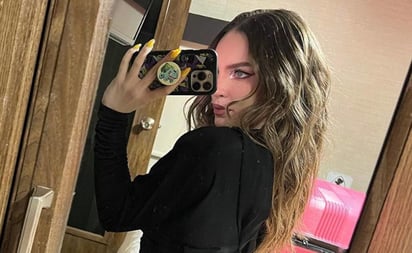 Belinda comparte foto, y aunque impactó su mini cintura, otro detalle llamó la atención: La cantante presumió su escultural figura frente al espejo