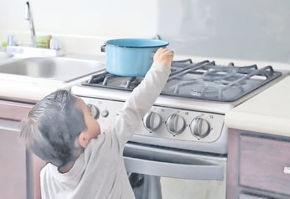 Niños en riesgo de quemaduras por descuidos al calentar agua