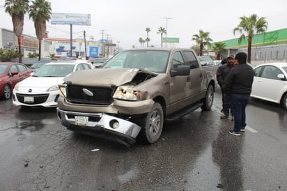 Camionetas chocan por alcance en la Zona Centro