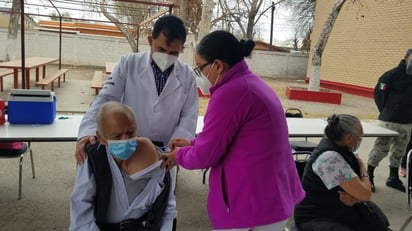 Las vacunas disminuyen los riesgos de variantes del Covid