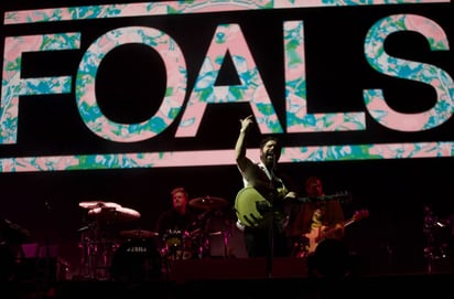 Corona Capital 2022: Pese a lluvia, Foals llena el escenario más grande del festival: Con ritmos que hacían brincar y bailar al público, la banda británica comenzó a preparar el terreno