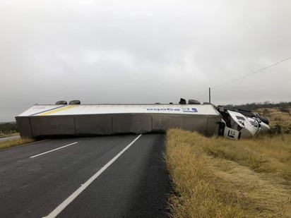 Tráiler vuelca y bloquea carretera federal 57