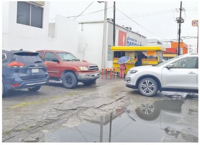 Puestos de comida tienen gran clientela a pesar de las bajas temperaturas