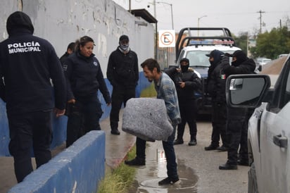 Policías municipales resguardan a indigente