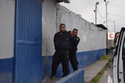 Esposa lo reporta ante policía por mal portado