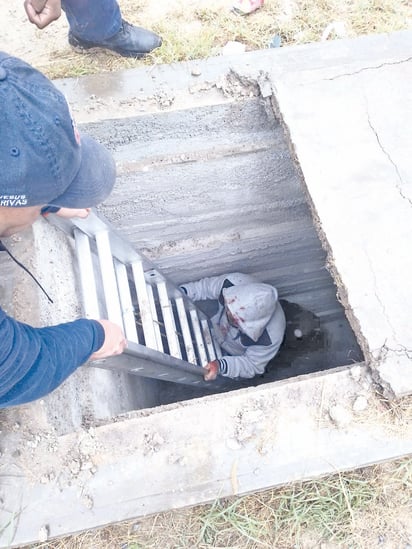 Tumba se parte y traga a anciano en el panteón Guadalupe