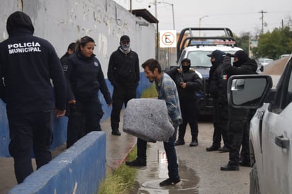 Policías municipales ayudan a indigente