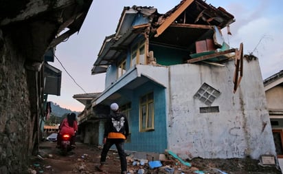 'Vi a mis amigos escapar del edificio; yo no alcancé a salir': los testimonios tras sismo en Indonesia que suma 62 muertos