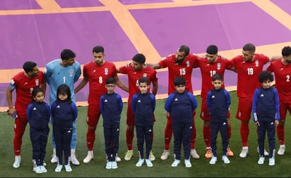 Irán se niega a entonar su himno nacional previo a su partido con Inglaterra, como protesta: Los futbolistas de Irán se negaron a entonar su Himno Nacional como protesta por la situación de represión que hay en su país