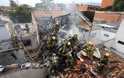 Avioneta cae en zona residencial de Medellín; hay 8 muertos