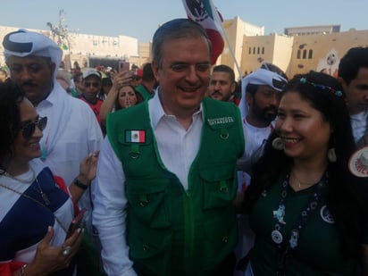 Aficionados mexicanos le piden cerveza a Marcelo Ebrard en Qatar