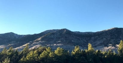 ¡Obra de arte! Se ‘pinta’ de blanco punta de la Sierra de Arteaga