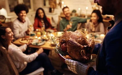 'Friendsgiving', conoce de qué se trata la tendencia de acción de gracias de los millennials: Aunque parecería que se trata de una nueva tendencia, apareció hace poco más de 10 años, pero ha tomado fuerza desde el año pasa