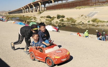 Gobierno de Joe Biden continúa separando familias migrantes