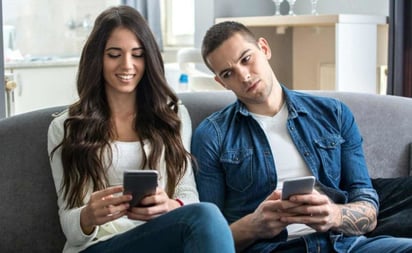 Mexicanos tóxicos: 39% revisa el celular de su pareja