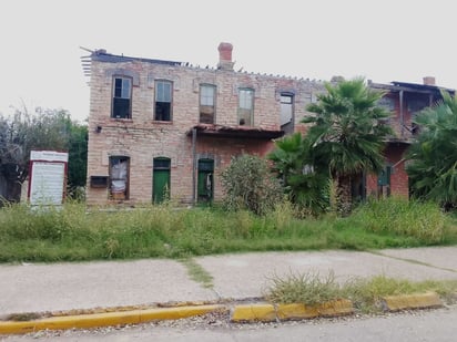 Nigropetenses rescatan el Hotel del Ferrocarril