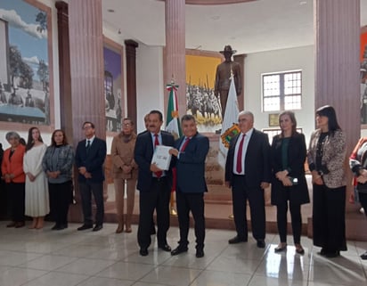 Fernando de las Fuentes Hernández entrega informe al Congreso