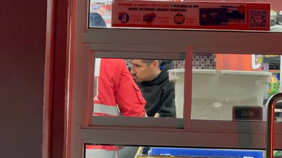 Ladrones golpean a cajero de Oxxo para asaltarlo