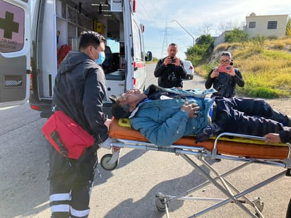 Cobrador choca su moto contra camioneta y queda herido