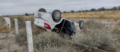 Auto vuelca en la carretera 57 tramo Allende-Nueva Rosita