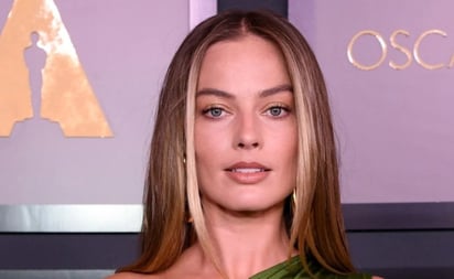 Preciosa: Margot Robbie conquista la red con un elegante look: La actriz asistió a los Oscars Honoríficos y deslumbró a todos con su belleza y estilismo.