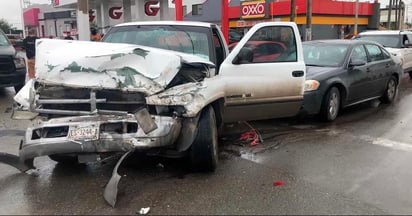 Aparatoso choque deja dos personas lesionadas y daños materiales