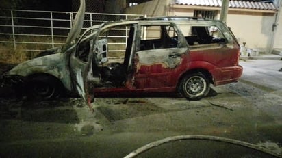 Camioneta arde en llamas en la Zona Centro de Castaños