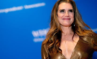 Brooke Shields se mete a la piscina y conquista con traje de baño a los 57 años