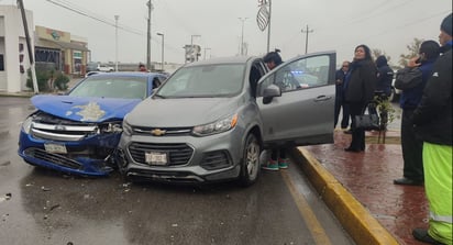 Lluvias provocan choque en transitado libramiento 