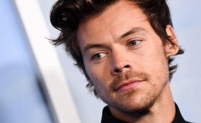 Fans de Harry Styles chocan con contingente feminista