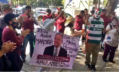 '¡No somos acarreados!', dicen primeros simpatizantes en llegar para marcha de AMLO