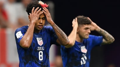 Weston McKennie se seca las manos sudadas en el chaleco de un fotógrafo