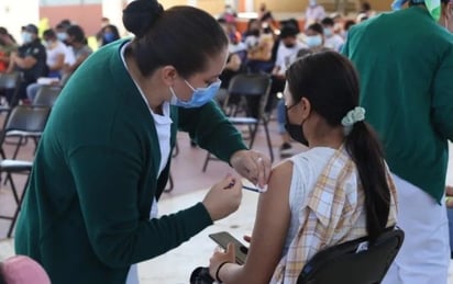 Adolescentes de secundaria son vacunadas contra el papiloma