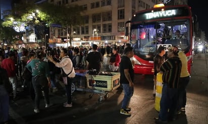 Comerciantes bloquean avenidas Balderas y Juárez; vandalizan vehículo del gobierno CDMX: El desalojó desató varios conatos de violencia entre los uniformados y los vendedores