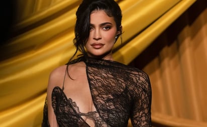 Kylie Jenner luce figura escultural y mini bikini a la orilla de la piscina