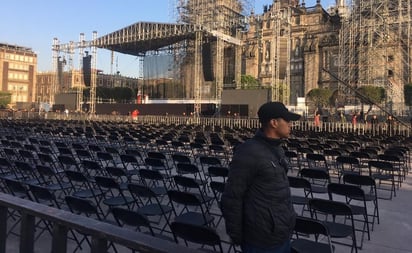 Instalan zona VIP resguardada por militares para informe de AMLO en el Zócalo