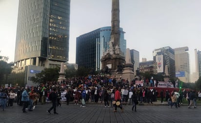 Simpatizantes de AMLO llenan Glorieta del Ángel de la Independencia