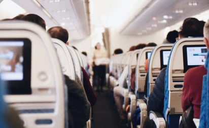 ¿Por qué no debes cambiarte de asiento en el avión?