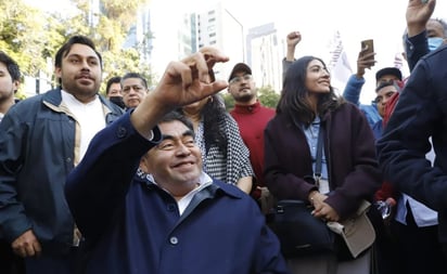 Con todo y silla de ruedas, Barbosa asiste a marcha de AMLO en la CDMX