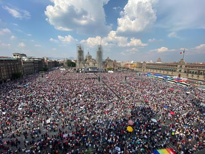 Tras 5 horas de marcha, simpatizantes piden reelección a AMLO; dice que no