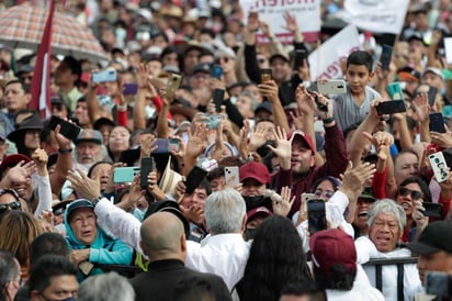 Crónica de una marcha desbordada; 5 horas de AMLO en su estado natural