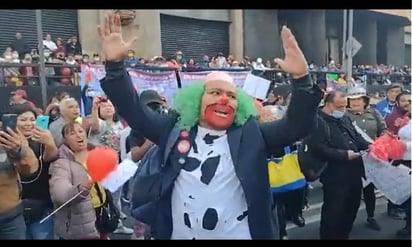 Video. Aparece un Brozo pirata en marcha de AMLO; asistentes lo abuchean