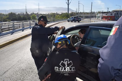 Maestra sufre convulsión y choca en puente 'Cal y Canto' al oriente