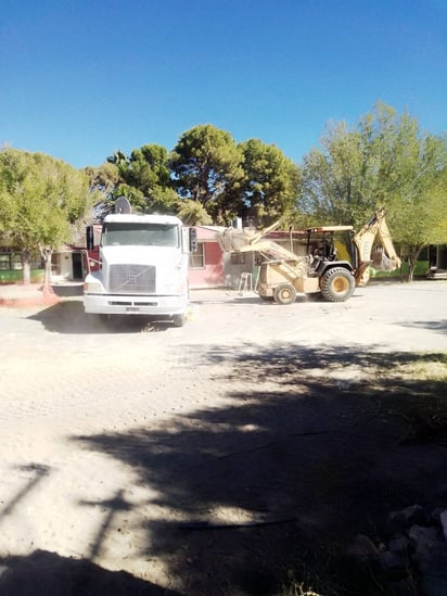 Beto Villarreal arranca obra de barda en primaria